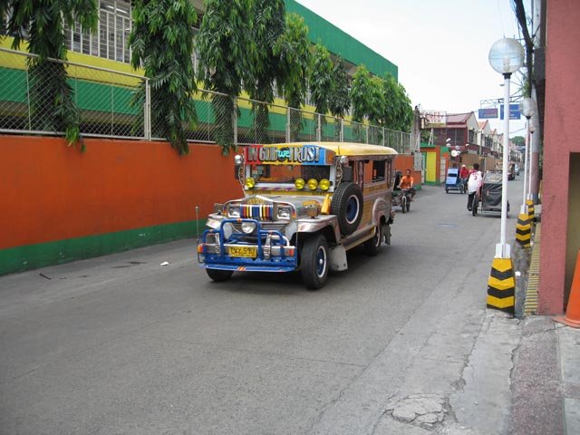 Filip14.jpg - Jeepney utanför hotellet Mubahay Manor i Manila