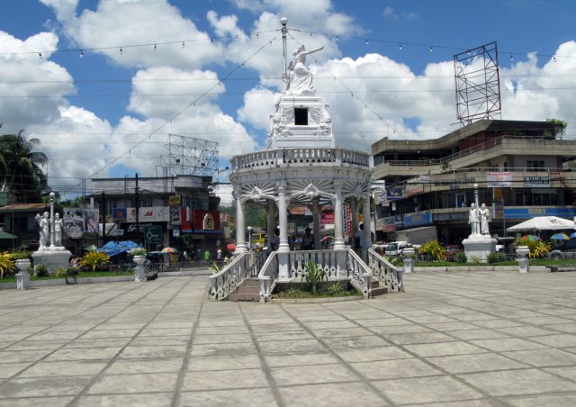 Filip160.jpg - Rondell i nån liten stad mellan Moalboal och Cebu