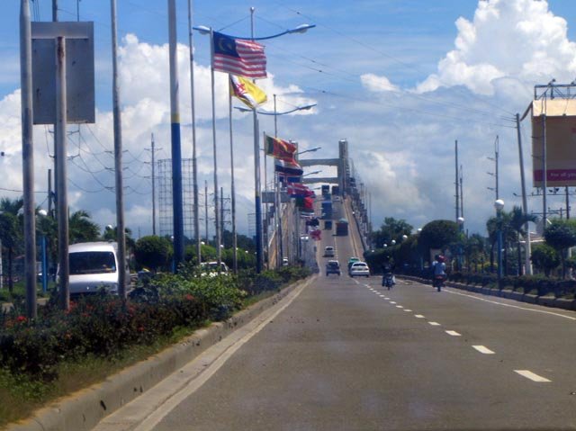 Filip189.jpg - Bron över till Mactanön där flygplatsen ligger, på väg från Cebu