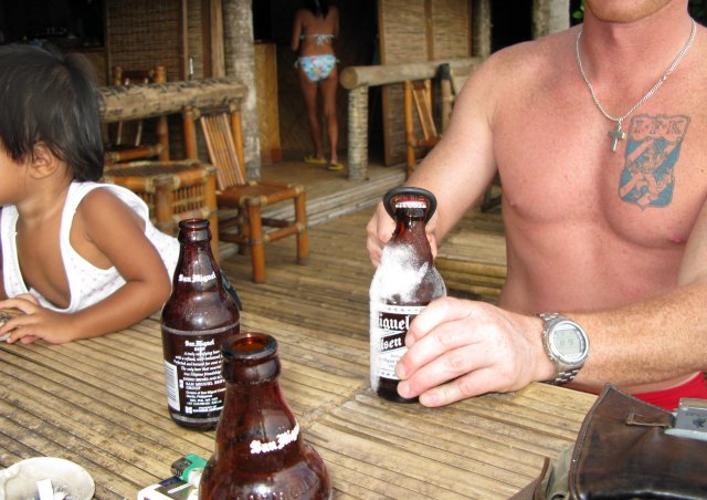 Filip206.jpg - Kall öl på Barracuda, Jonas och jag återställer vätskebalansen sammtidigt som han beställer maten för kvällen!