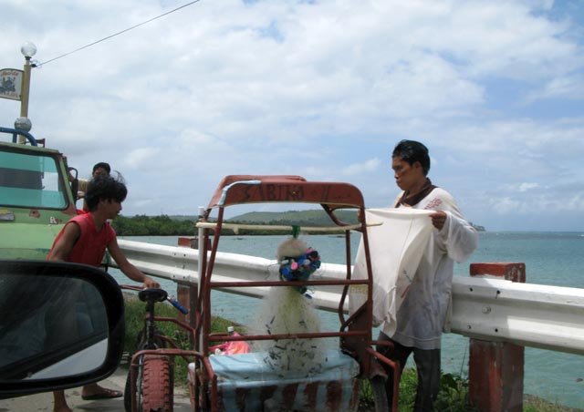Filip52.jpg - Fiskare som hänger upp sina nät, kolla maskstorleken, ingen risk nåt slipper igenom där inte
