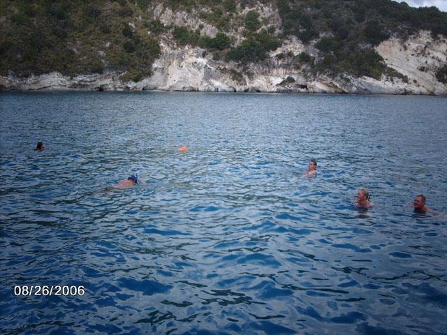 IMAG0083.jpg - Snorkling från rundtursbåten vi åkte med, jävligt fiffigt att ankra upp på en platt sandbotten för snorkling, det mest spännande var att det lå ett par gamla solglasögon på botten.