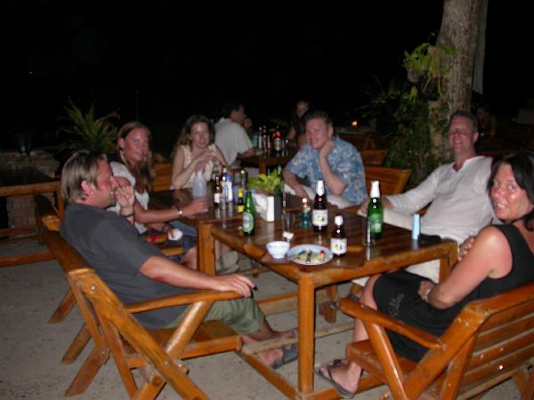 Thai03126.JPG - Partar med lite folk vi träffade!