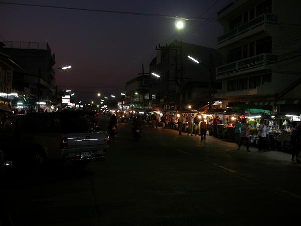 Thai03134.JPG - Hmm det här var konstigt, vi skulle åka tåg från Surathani till Bangkok men Surathani station låg i en annan stad som jag aldrig fattade vad den hette.  :) Iofs ganska nära Surathani men ändå konstigt!