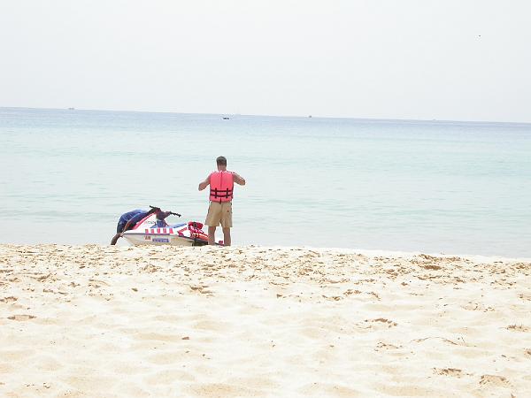 Thai03226.JPG - Och här ska åkas vattenmoppe!
Blev lagom poppis hos uthyrarna när jag började åka in mot land och satsa på inkommande vågor, rätt som det var hann jag inte riktigt utan strandade med sanden sprutande ur vattenjeten! :)