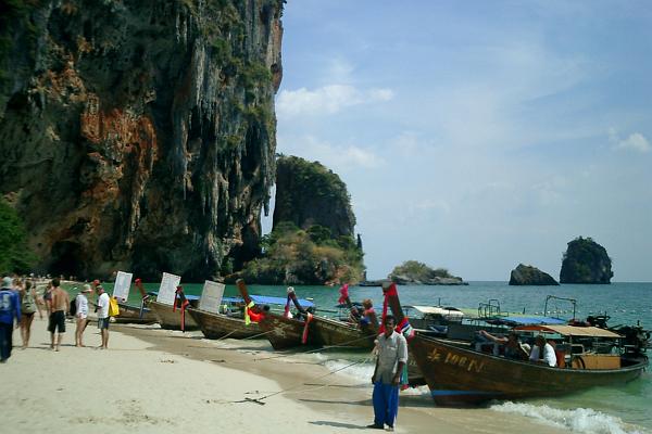 Thai0325.Jpg - Här prutar man tills tungan blöder innan man bestämmer sig för att ändå bli lite lurad...... :)