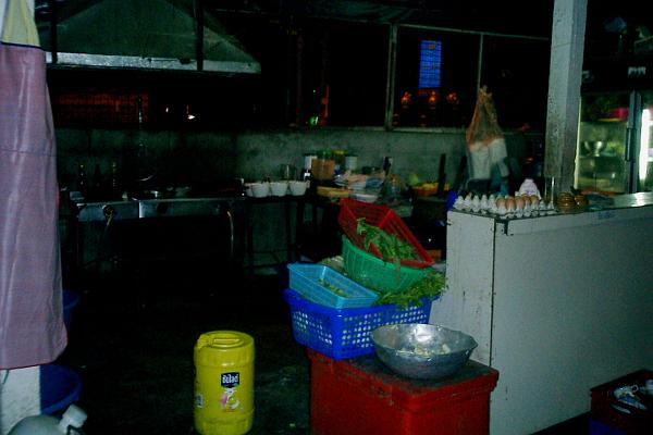 Thai0331.JPG - Ett riktigt skitit kök på en bakgata i Patong.