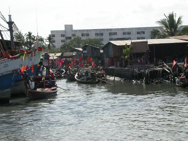 Thai0368.JPG - Hamnen utanför Phuket stad på väg till Phi Phi!