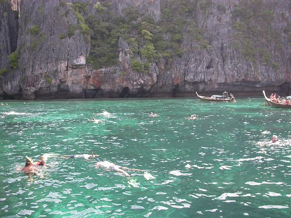 Thai0380.JPG - Snorkling i Maya bay.