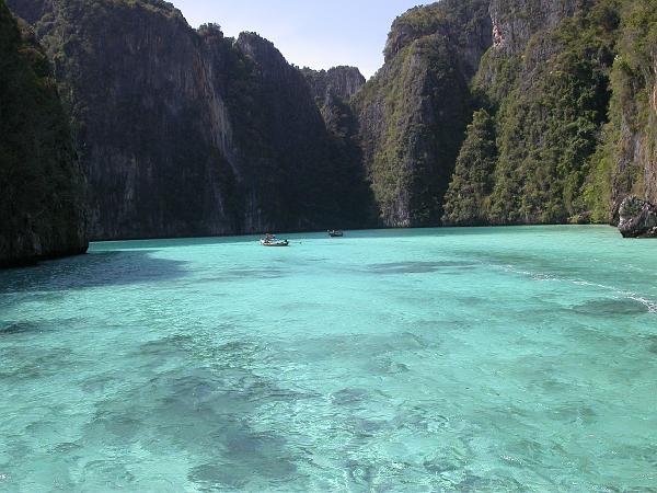 Thai0384.JPG - Bakom berget från Maya bay ser det ut så här, ingen strand men vackert så man inte tror det är sant!