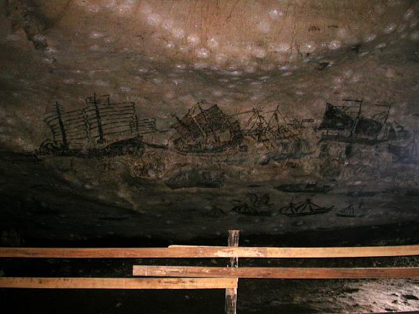 Thai0386.JPG - Och här är själva orsaken till att det kallas vikingcave. Men det konstiga är att det ser mer ut som kinesiska djonker på grottmålningen än vikingaskepp, fast det är ju mera fantasifullt förståss!!