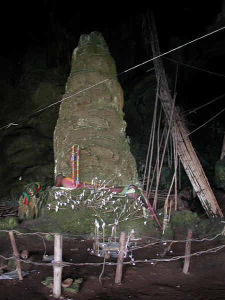 Thai0387.JPG - Sen så ramlar man ju ner emellanåt, rätt så ofta faktiskt!
Då får man en sån fin lten vit flagga som minne, kan ni räkna hur mång det är?