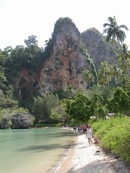 Thai0392.JPG - Anette på den obadbara stranden sydöst om O´Railey dit man kommer med båtarna från Krabi stad. Högvatten nu, annars så får man gå ca 150m från djupare vatten.