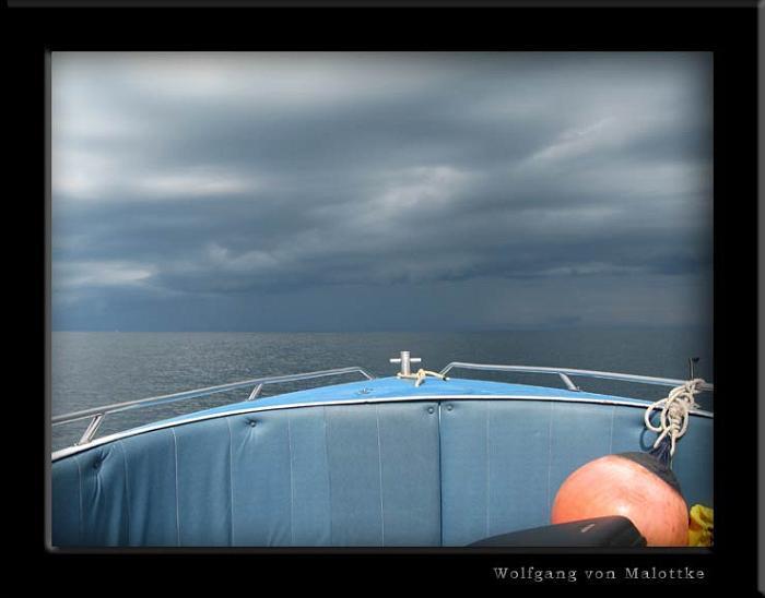 apma0720.jpg - Oväder på G, taget i ca 50knop från speedboaten till fastlandet, kolla blankt hav, helt öppet ända till Indien snett bakåt!