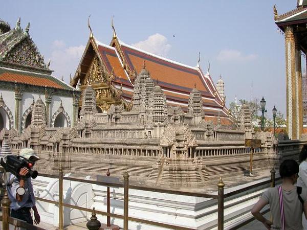 bk6.jpg - En kopia av huvudtemplet i Angkor, fast i Bangkok.