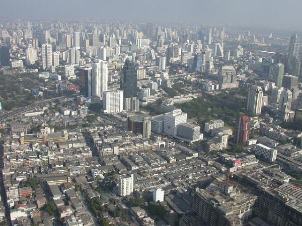 bk8.jpg - Bangkok från ovan, shysst utsikt från 315m höga Bayok hotel med roterande topp och nada smog!