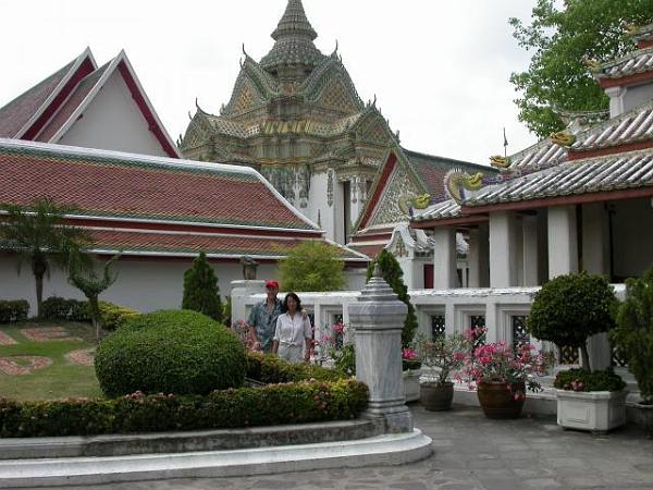 bk9.jpg - Anette o jag vid nåt tempel i Bangkok.