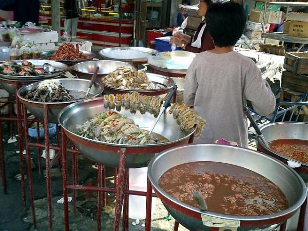 chinatown.jpg - Grytor i Chinatown Bangkok, fanns inte mycket man skulle kunna tänka sig att äta där kan jag lova.\
Gick inte ens att lista ut vilka kryp dom kokade!