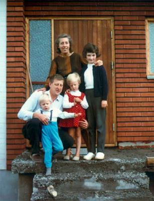 lillan2.jpg - Familjen och nån tjej från tyskland framför det som skulle bli en färdig villa på Åsbyvägen i Lillån.