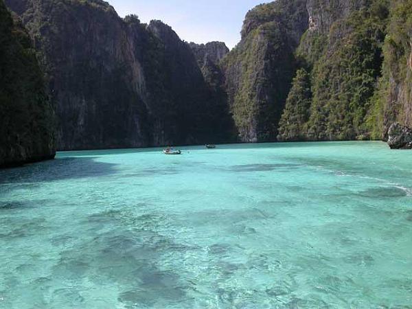 phiphiley11.jpg - PhiPhi Ley, baksidan av "the beach"