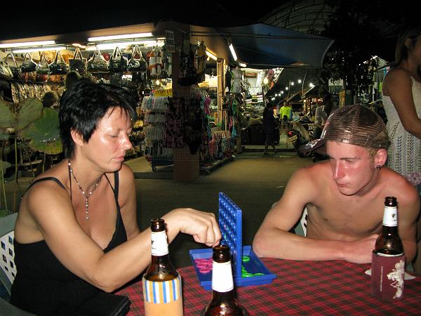 puk15.JPG - Anette och Max spelar BINGO!