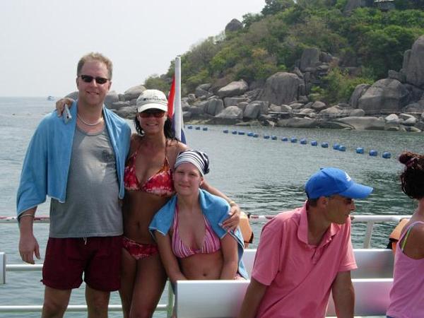 samuitao.jpg - Familjen på väg till Koh Samui från Koh Tao!