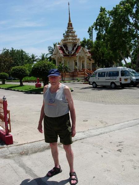 wolfgang20212.jpg - Min då 81årige far på tempelsafari runt Phuket.